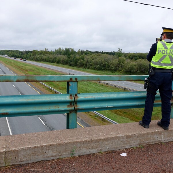Un policier contrôle la vitesse d'automobilistes grâce à un radar photo