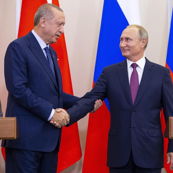 Le président russe Vladimir Poutine et son homologue turc Recep Tayyip Erdogan se serrent la main.