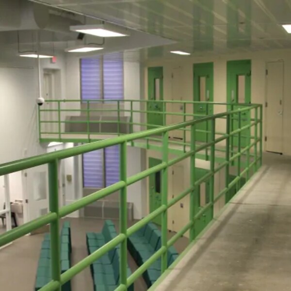 Un corridor dans une prison.