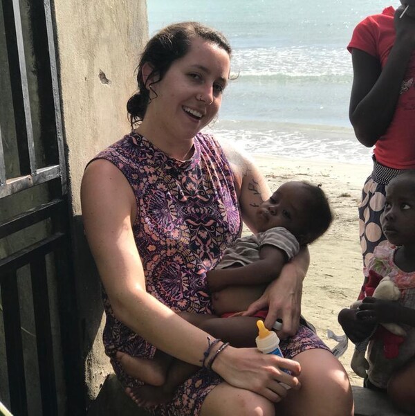Rachel Blaquiere à Haïti, tenant un bébé dans ses bras.