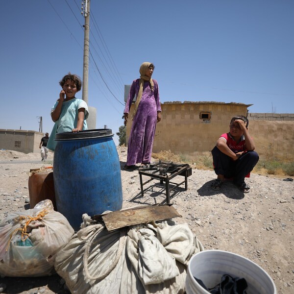 Une femme et ses enfants fuient Raqqa.