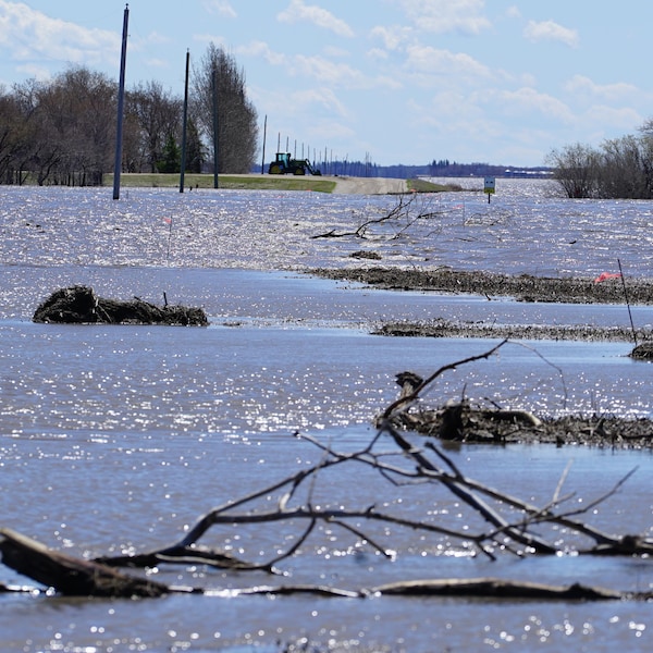 L'eau a envahi les champs et les routes dans les environs de Rosenort, dans le sud du Manitoba, le 10 mai 2022.