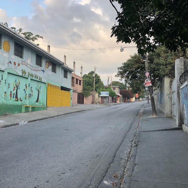 Une rue déserte de Port-au-Prince, en Haïti
