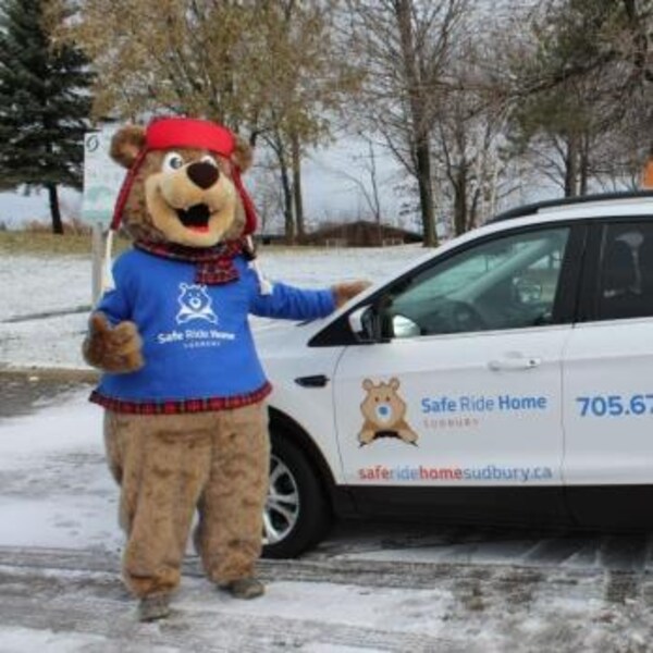 Mascotte ourson et voiture de Safe Ride Home Sudbury.
