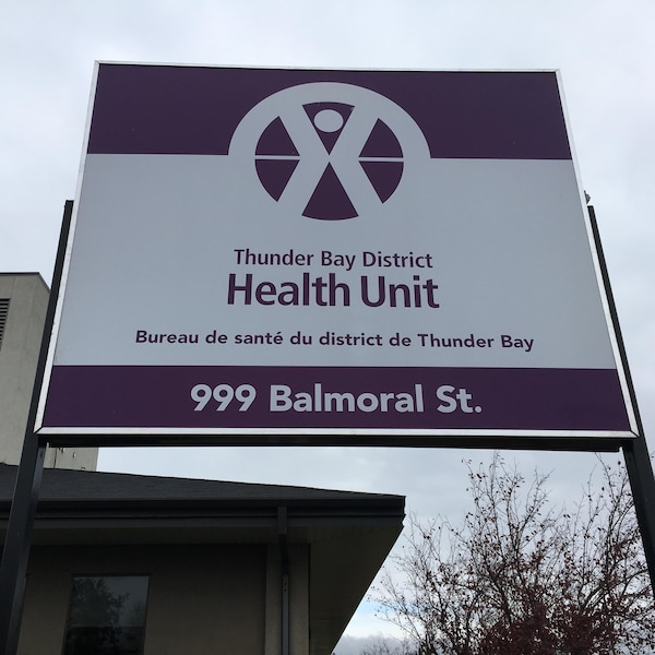 Pancarte du bureau de santé publique à Thunder Bay. 