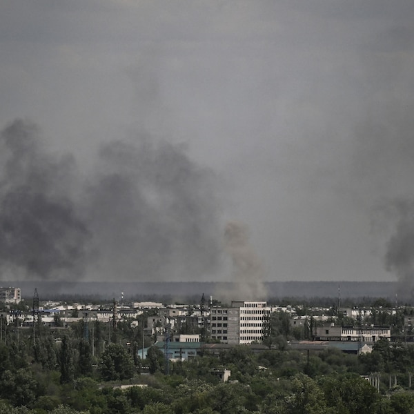 De la fumée s'élève de la ville de Sievierodonetsk, lors d'un bombardement dans la région du Donbass, dans l'est de l'Ukraine.