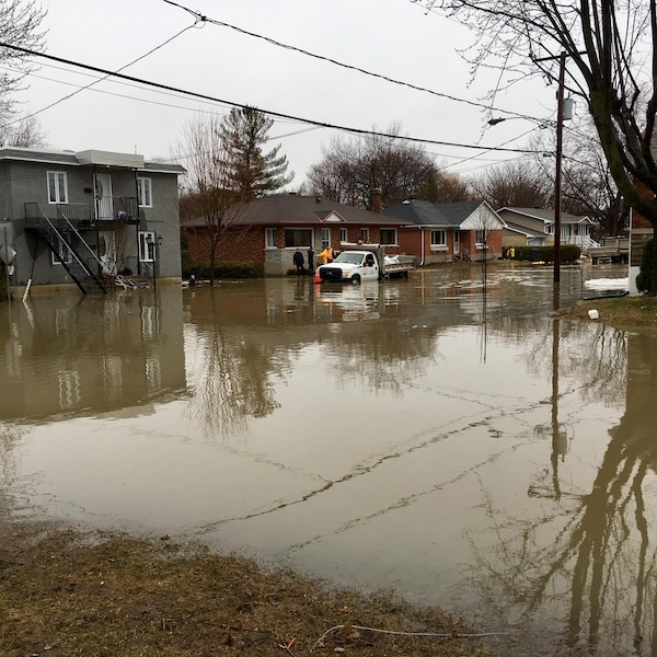 Une trentaine de résidences ont été inondées dans la ville de Sainte-Thérèse, dans le nord de Montréal, en raison des fortes pluies des derniers jours.