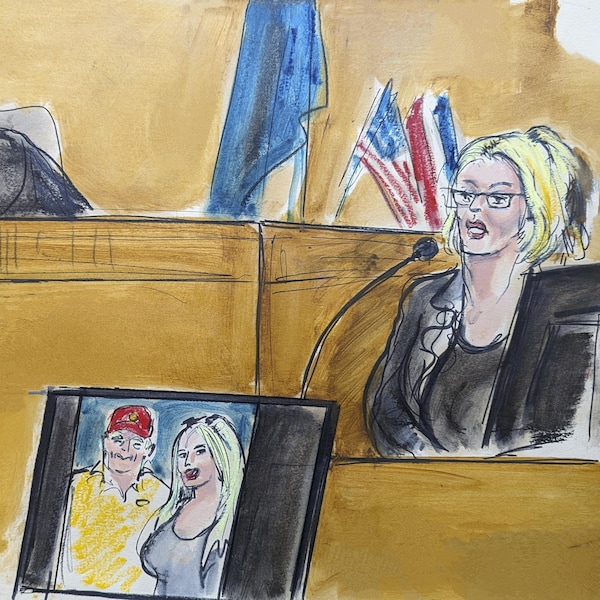 Un dessin en couleur montrant une femme assise et répondant aux questions d'un magistrat.