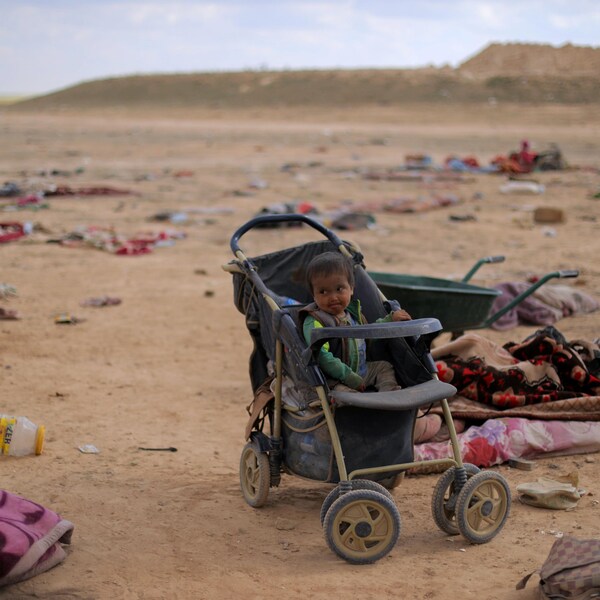 Un enfant dans sa poussette près du village de Baghouz en Syrie.