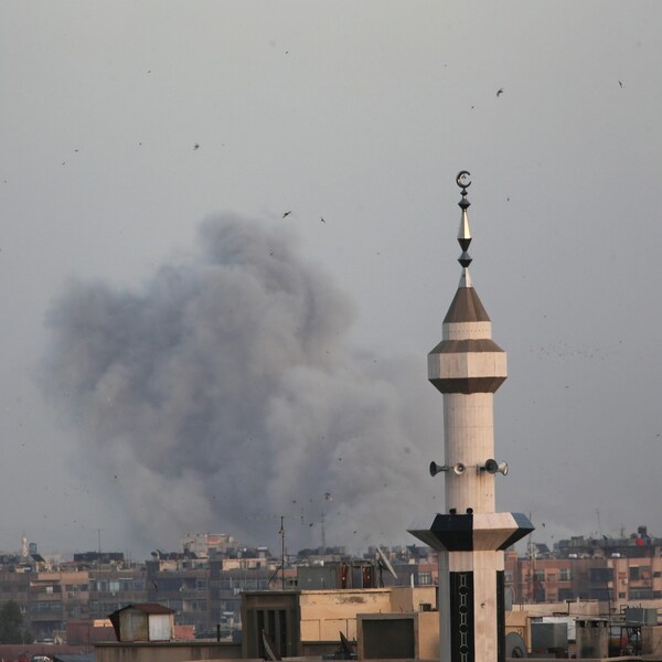 De la fumée s'élève du camp de Yarmouk, près de Damas, en Syrie.