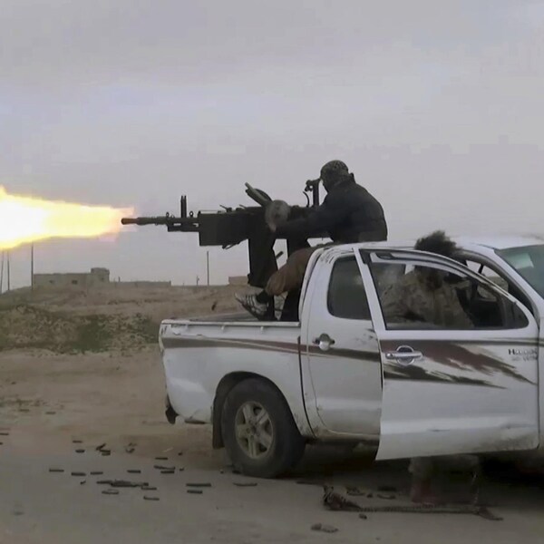 Un combattant de l'État islamique ouvre le feu contre des membres des Forces démocratiques syriennes.