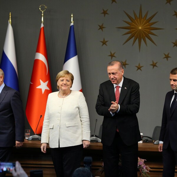 Le président russe Vladimir Poutine, la chancelière allemande Angela Merkel, le président turc Recep Tayyip Erdogan et le président français Emmanuel Macron à la suite d'une conférence de presse