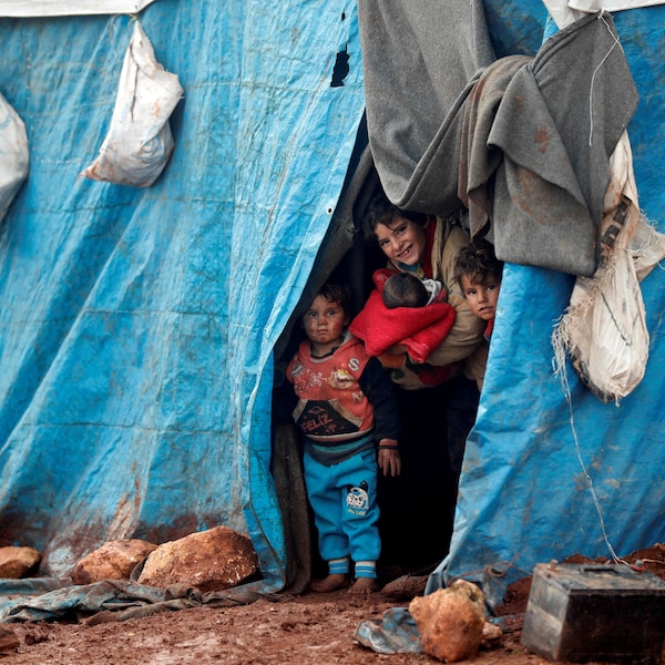 Des enfants dans une tente de réfugiés.