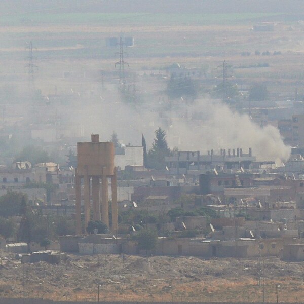 La fumée monte au-dessus de la ville syrienne de Ras al-Aïn vue depuis la ville frontalière turque de Ceylanpinar.