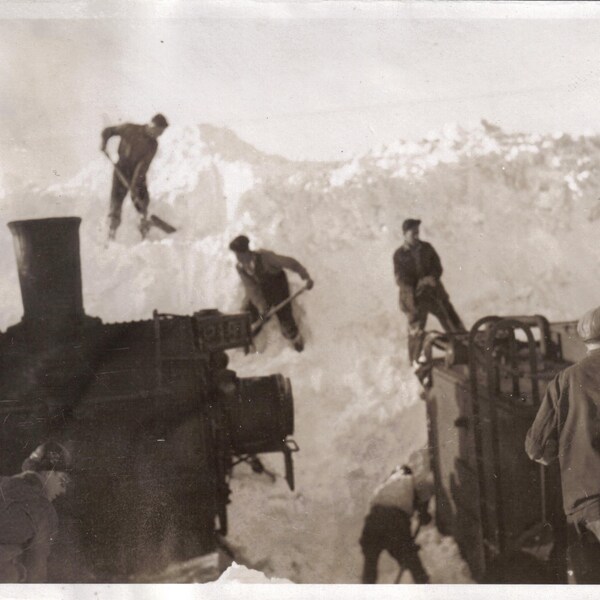 Train enseveli sous la neige lors de « La grande tempête » de 1947 à Amos