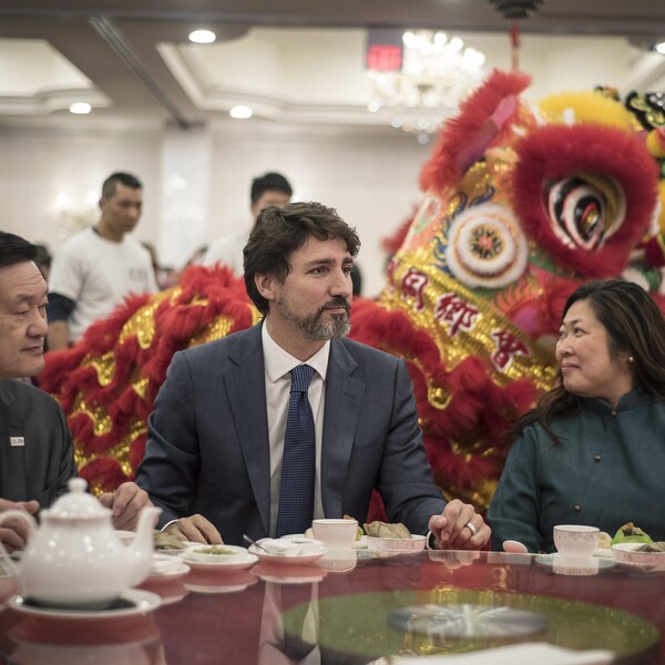 Le premier ministre Justin Trudeau boit un thé lors d'une célébration du Nouvel An lunaire à la Casa Deluz à Scarborough, en Ontario.