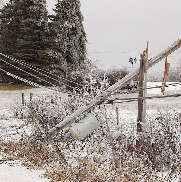 Une ligne électrique brisée sur la route 126 près de Moncton