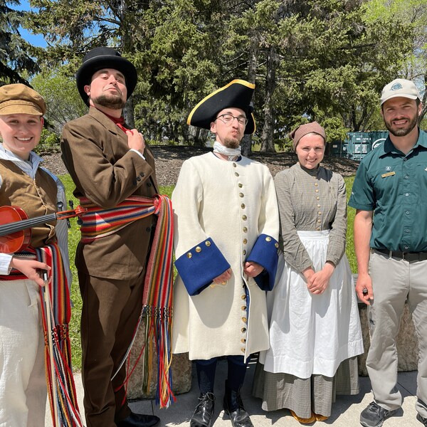 Cinq guides sont vêtus pour représenter les personnages qu'ils personnifient dans la visite guidé du Lieu historique national de La Fourche, à Winnipeg, le 28 mai 2022. 