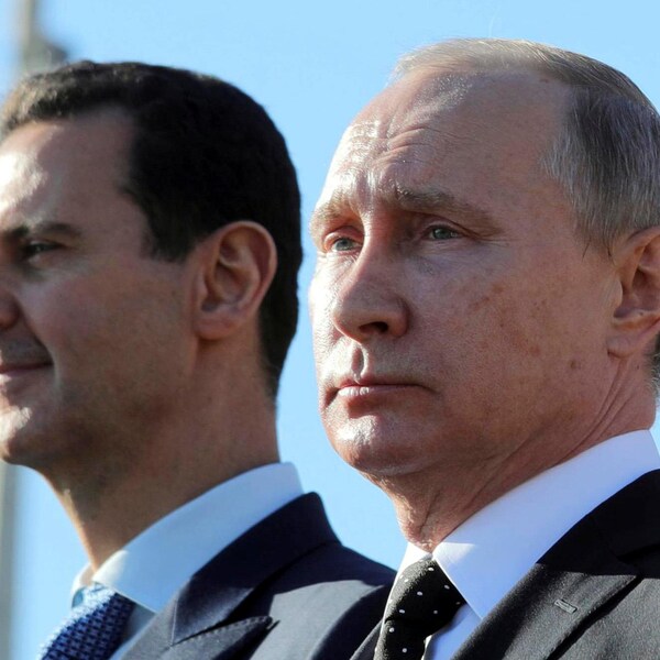 Le président syrien Bachar Al-Assad et son homologue russe Vladimir Poutine ont visité une base aérienne militaire dans la province de Latakia, en décembre 2017.