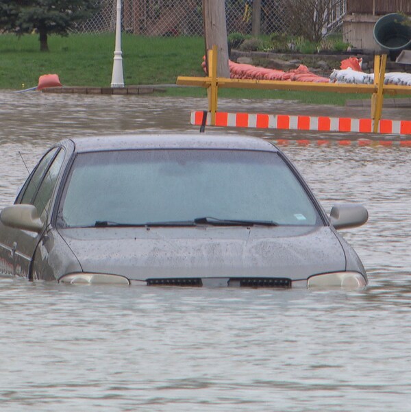 Une voiture prise au piège sous l'eau à Gatineau.