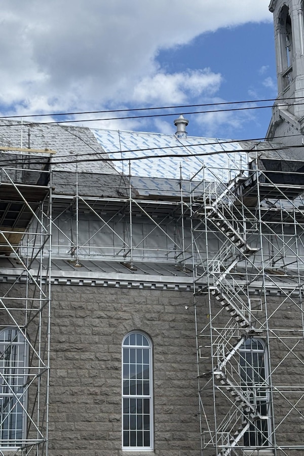 La tôle d'une partie du toit de l'église Saint-André est retirée pour des travaux.