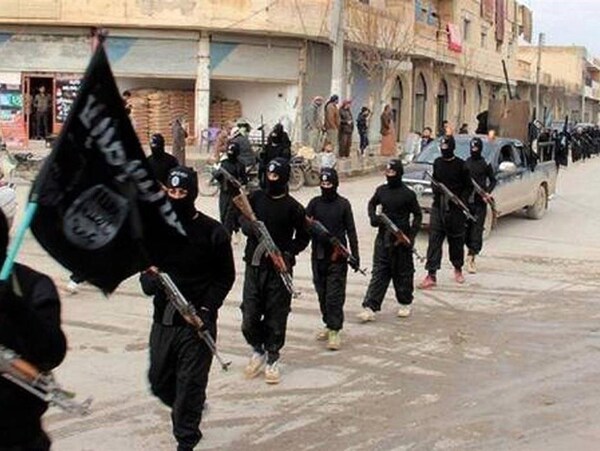 Soldats du groupe armé État islamique dans les rues de Raqqa, en Syrie