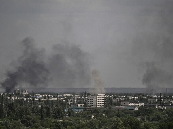 De la fumée s'élève de la ville de Sievierodonetsk, lors d'un bombardement dans la région du Donbass, dans l'est de l'Ukraine.