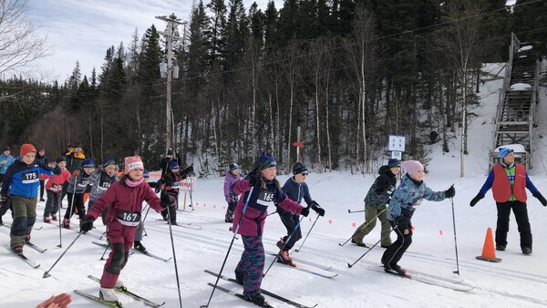 Une dizaine d'enfants fait du ski de fond.