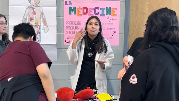 Une étudiante en médecine fait une présentation.