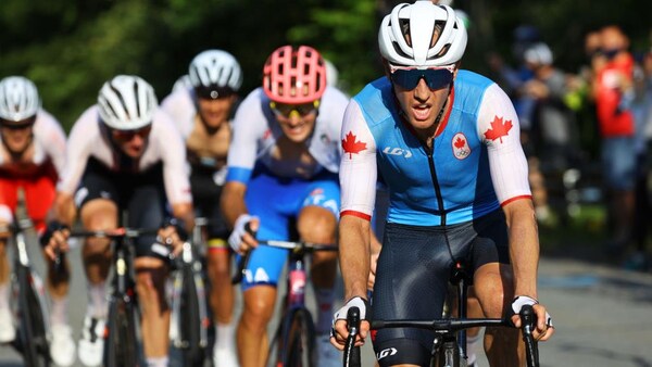 Le cycliste canadien Michael Woods devant un peloton de coureurs