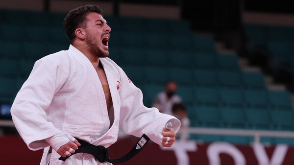 Le judoka célèbre sa victoire. 
