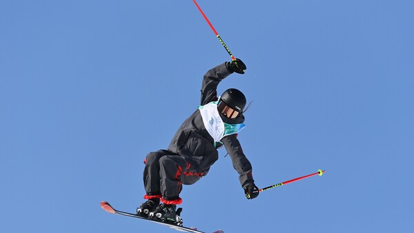 Megan Oldham exécute une figure au grand saut à Pékin. 