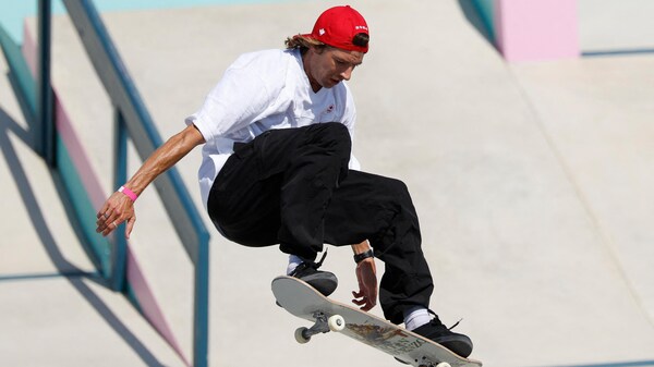 Ryan Decenzo en train d'effectuer une figure.