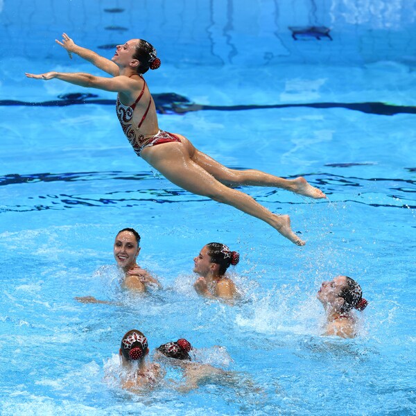 L'équipe canadienne de natation artistique effectue une portée.