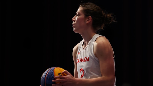 Katherine Plouffe tient un ballon de basketball pendant un match.