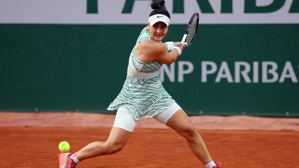 Bianca Andreescu, les yeux rivés sur la balle, se prépare à frapper une balle du revers.