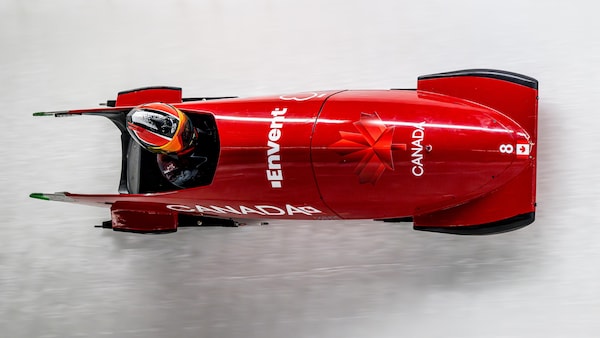 Cynthia Appiah aux commandes de son monobob aux couleurs du Canada sur la piste.
