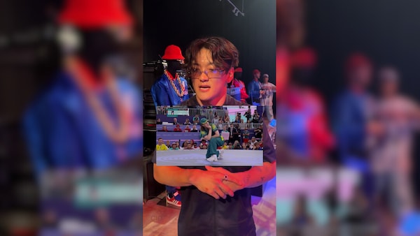 Phil Wizard parle derrière les archives de Raygun qui danse aux Jeux olympiques.