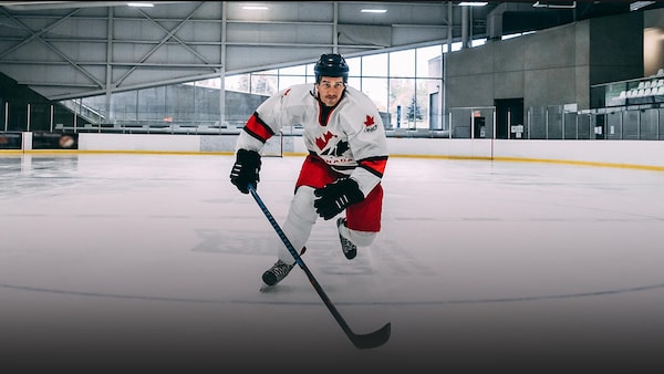 Le journaliste Michaël Roy patine vêtu d'un équipement de hockey.