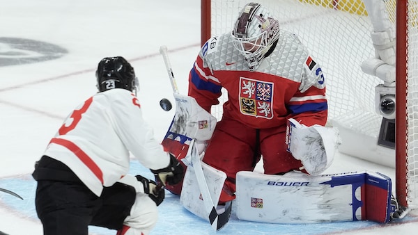 Le Canadien Tanner Howe marque contre le gardien de la Tch&eacute;quie Michael Hrabel.