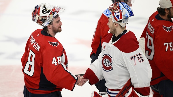 Logan Thompson et Jakub Dobes se serrent la main   après l'élimination du Canadien.