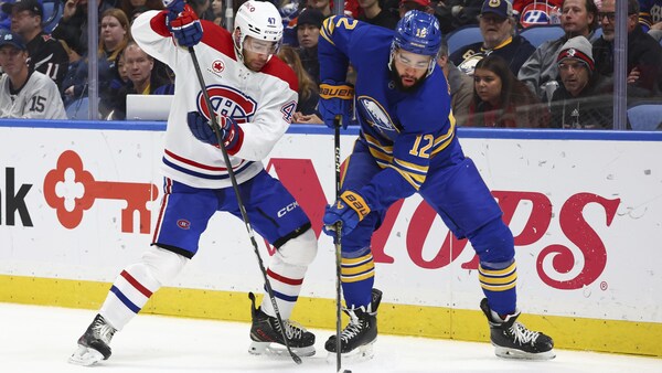 Jayden Struble et Jordan Greenway se battent pour la rondelle.