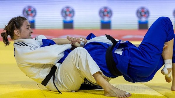 Deux judokas se battent sur un tatami.