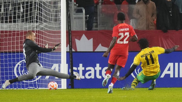 Shamar Nicholson marque un but contre le Canada.