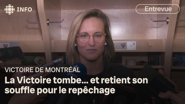 Marie-Philip Poulin répond aux questions de journalistes dans le vestiaire de la Victoire.