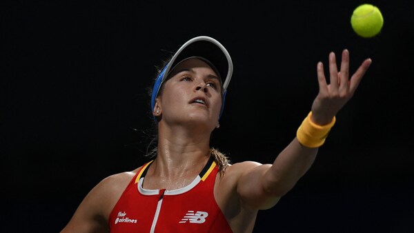 La joueuse de tennis s'apprête à effectuer un service.