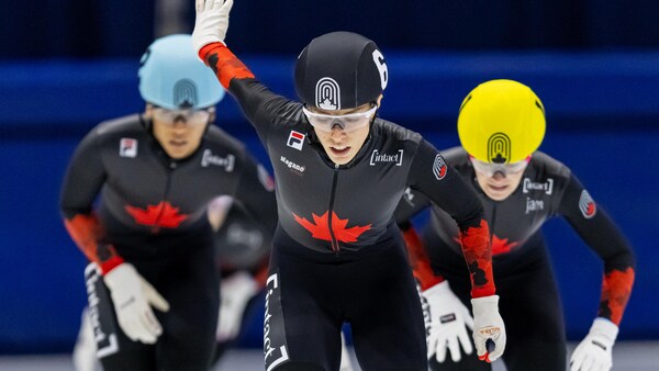 Trois patineuses à l'arrivée d'une course.