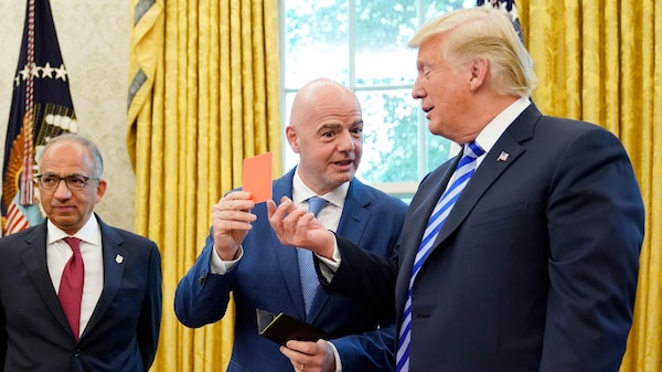 Gianni Infantino présente un carton rouge à Donald Trump.