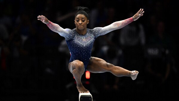 Simone Biles sur la poutre.