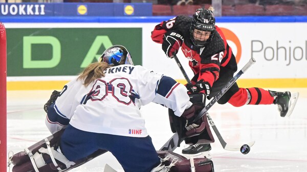 Sara Manness lance la rondelle vers le filet de Morgan Stickney, la gardienne américaine.